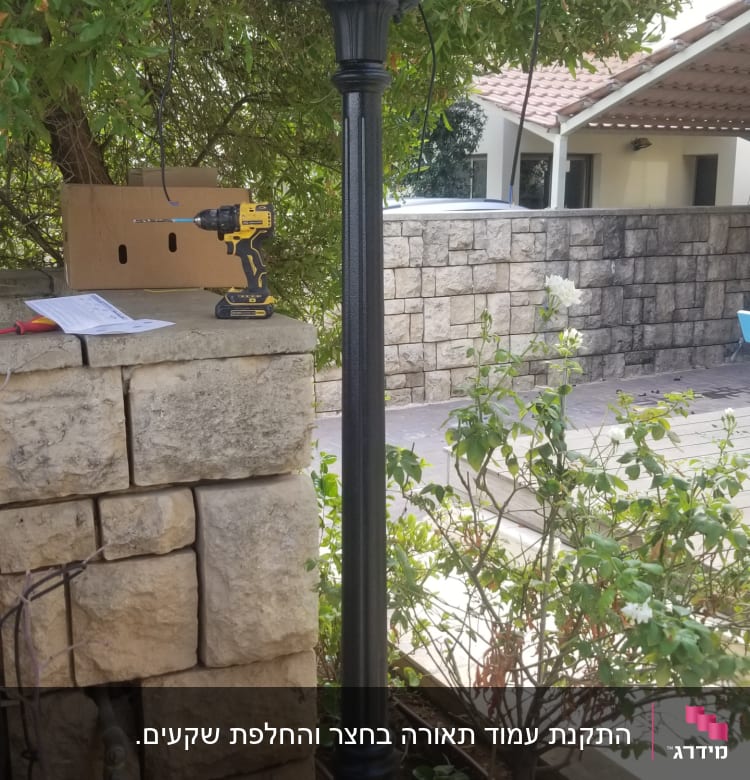 עמוד תאורה עם כבלים וכלי עבודה חשמליים